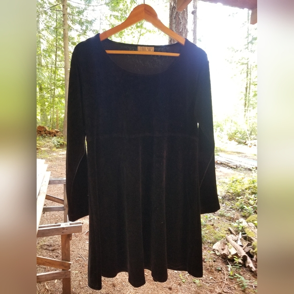 White Shawl Sweater & Black Velvet Long Sleeve Scoop Neck Dress Hazel & Co Small - Picture 8 of 16